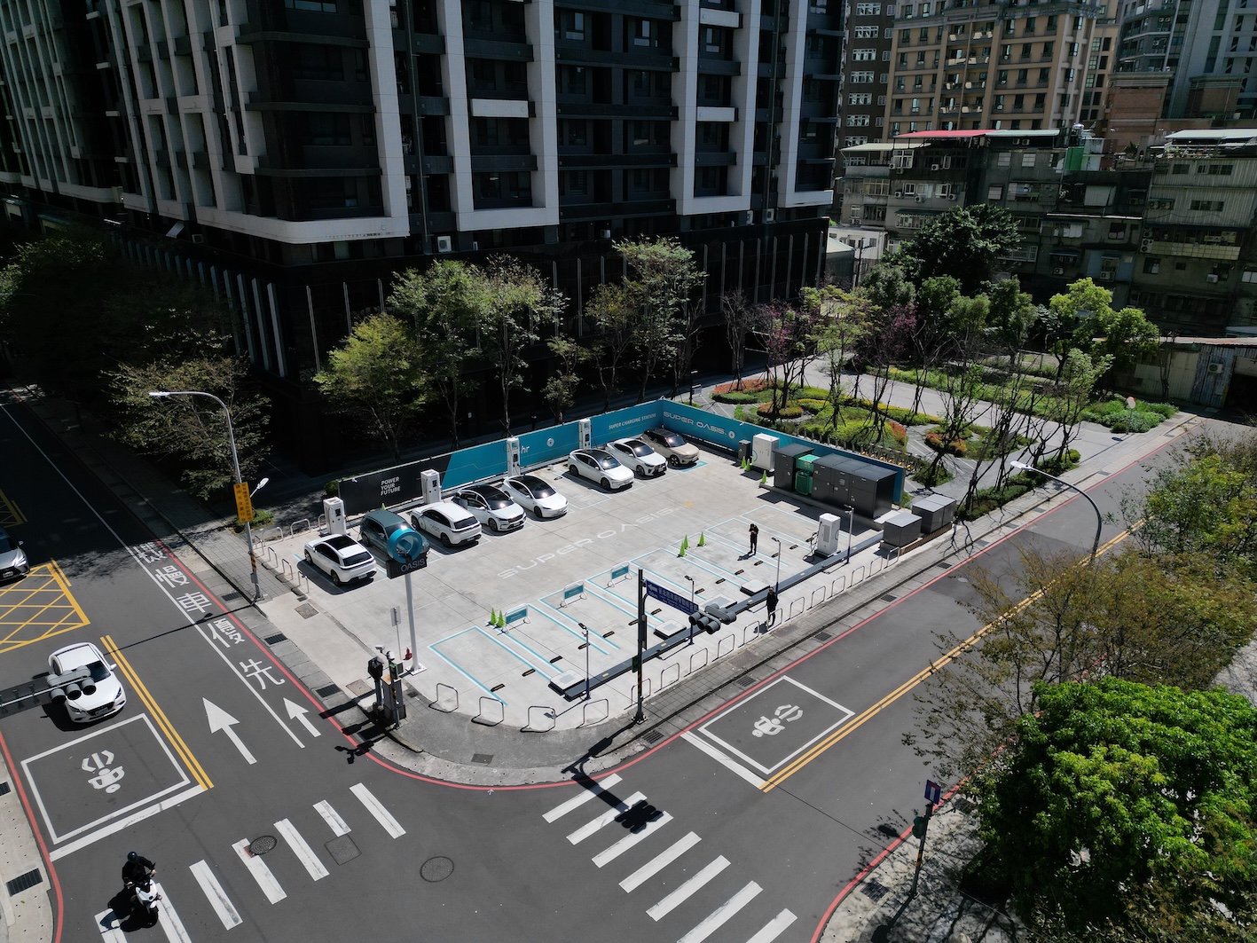 【圖說二】EVOASIS目前已於全台佈建 135 座充電站、650 支快充槍，DC 快充站點與槍數穩居市場領先，站點涵蓋都會生活圈、商場場域、重要交通節點及國道服務區等長途補電據點。